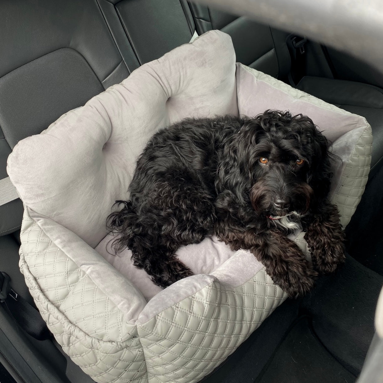 LuxeRide™ – Siège auto sécurisé et ultra-confortable